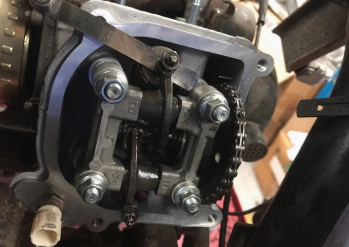 De kleppen stellen van een euro4/euro5 injectie scooter